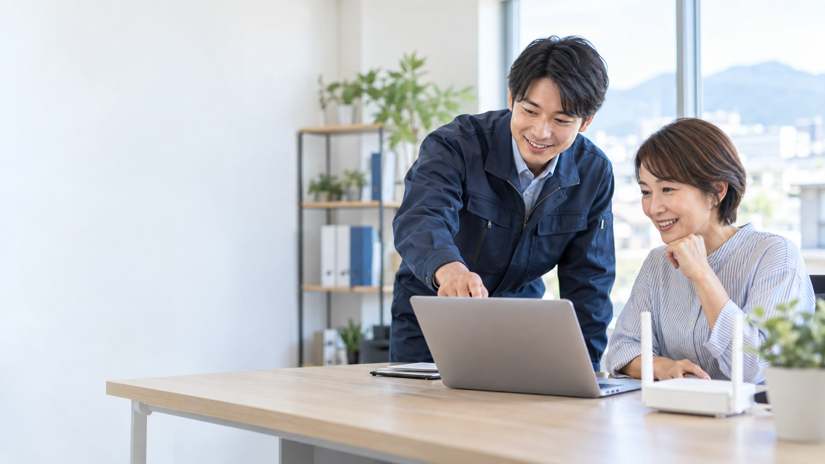 パソコンの使い方をサポートする様子